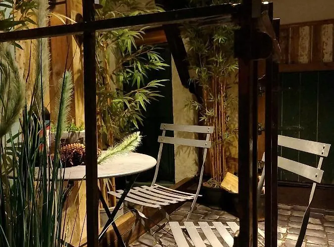 Wood, Food & Couette-café